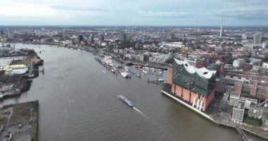 Almanya 'nın Hamburg şehrinde insansız hava aracı görüntüsü. Ülkedeki en büyük ikinci şehir. Şehir silüeti ve şehir manzarası.