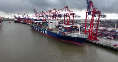 Hamburg, Almanya, 30 Aralık 2023 Hamburg konteyner terminali. Cma cgm gemisi Hamburg limanına yükleniyor ve yükleniyor. Nakliye lojistiği. Hava aracı görünümü.