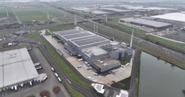 Alphen aan den Rijn, Zuid Holland, Hollanda, 16 Aralık 2023: Hoogvliet süpermarket zincirleme dağıtım merkezi faaliyet gösteriyor. Hava aracı görünümü.