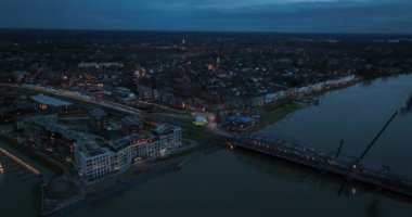 IJsselspoorbrug, Ijssel nehri üzerinde köprü ve arka planda Zutphen. Şehir manzaralı. Gelderland, Hollanda.