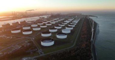 Rotterdam 'daki LNG ithalat terminali. Maasvlakte liman girişine yakın bir yerde. Hava aracı görüntüsü. Enerji altyapısı.
