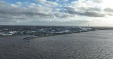 Bremerhaven, büyük sanayi limanı. Hava aracı görünümü.