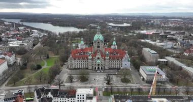 Neues Rathaus, Wilhelm II döneminin görkemli tarzında 20. yüzyılın başında inşa edilmiştir. Hannover, Almanya. Hava aracı görünümü.