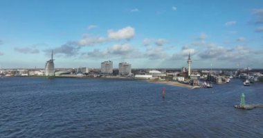 Bremerhaven şehri, Almanya 'nın kuzeyinde. Ufuk çizgisinde hava manzarası. Kuzey denizi boyunca bir şehir.