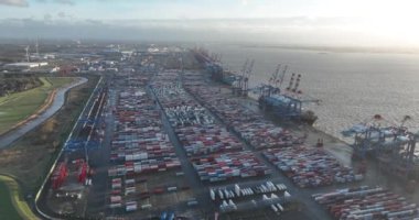 Bremerhaven, Almanya, 29 Aralık 2023 Bremen Limanı. Bremerhaven konteynır, büyük konteynır terminalinde. Hava aracı görünümü.