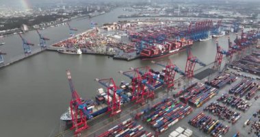 Hamburg, Almanya, 30 Aralık 2023 Hamburg konteyner terminali. Hamburg, Almanya 'da Elbe nehri kıyısında, Kuzey Denizi' nden 110 kilometre uzakta. Hava aracı görünümü.