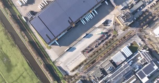 从空中俯瞰超市配送中心 物流行业 卡车和运输在路上 空中无人驾驶飞机视图 — 图库视频影像