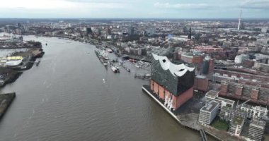 Hamburg 'un Skyline' ı, Elbe Nehri ve büyük ticari sanayi limanı. Şehir manzaralı. Hava aracı görünümü
