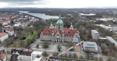 Das Neue Rathaus (Hannover), Aşağı Saksonya 'nın başkenti ve Hannover şehir yönetiminin merkezi olan şehir. Hava aracı görünümü.