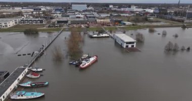 Ijssel nehrinin kıyısında yüksek su. Lezbiyenler taşmak üzere. Hava aracı görünümü.