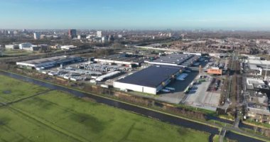 Pijnacker, Zuid Holland, Hollanda - 16 Aralık 2023: Albert Heijn Dağıtım Merkezi Pijnacker. Ürünlerin depodan süpermarkete dağıtımı. Tüketici piyasa lojistiği. Havadan