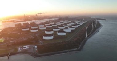 Rotterdam, Hollanda 'daki LNG terminalinin insansız hava aracı videosu..