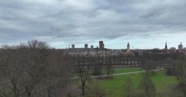 Leibniz Üniversitesi Hannover, Almanya. Kamu araştırma üniversitesi. Tarihi bir bina. Kuşların gözü binanın üzerinde..