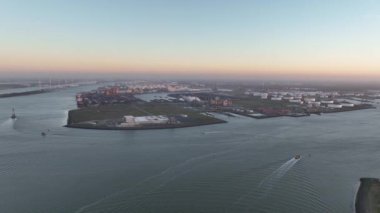 Rotterdam, Hollanda 'daki Europoort terminalinin hava aracı görüntüsü. Hoek van Holland ve kuzey denizi gün batımında.