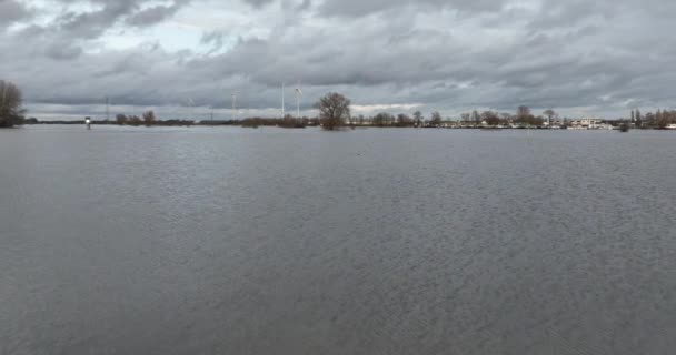 Översvämningar Vatten Svämmade Över Flodstränderna Träd Vatten Flygdrönare Flyger Över — Stockvideo