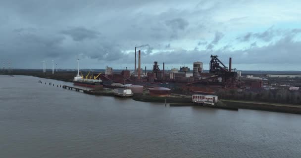 スチール製造業 ドイツのブレーメンに近い大きな工業団地 鳥の目 空中ドローンビュー — ストック動画