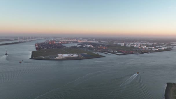 オランダのロッテルダムのターミナルにある空中ドローンビュー ホーク ヴァン ホランドと北海の日没 — ストック動画