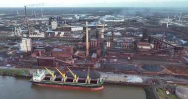 Bremen, Almanya, 29 Aralık 2023: ArcelorMittal Bremen, Weser Nehri kıyısında bir çelik fabrikası. Büyük endüstriyel patlama fırını ve çelik fabrikası.