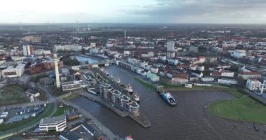 Bremerhaven City Bulvarı, Geestemunde Nord 'da. Şehir Wezer Nehri 'nin sonunda yer alıyor. Wadden ve Kuzey Denizi 'ne gidiyoruz. Kuş gözü hava aracı görüntüsü.