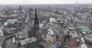 Hamburg, Almanya, 31 Aralık 2023: Nikolaiturm, The Sankt Nikolaikirche veya Saint Nicholas Kilisesi Altstadt 'ta Hamburg şehir merkezinde büyük bir kilise. Hava aracı görünümü.