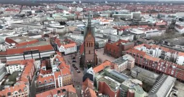 Hanover 's Iconic Marktkirche. Şehir manzarası ve ufuk çizgisi genel görünümü. Hava aracı görünümü.