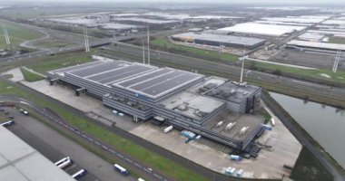 Alphen aan den Rijn, Zuid Holland, Hollanda, 16 Aralık 2023: Hoogvliet süpermarket zincirleme dağıtım merkezi faaliyet gösteriyor. Hava aracı görünümü.