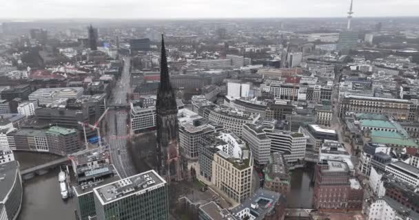 2023年12月31日 德国汉堡 尼古拉教堂 Nikolaiturm Sankt Nikolaikirche 是位于德国阿尔茨塔特汉堡市中心的一座大型教堂 空中无人驾驶飞机视图 — 图库视频影像
