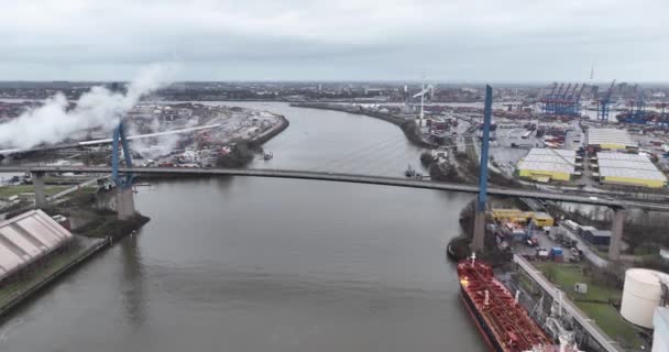 ドイツのハンブルク港で象徴的なコールブランドブルック 産業および商業船舶および商業施設および取付けに囲まれている 空中ドローンビュー — ストック動画