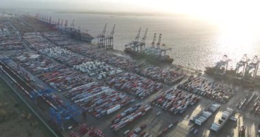 Bremerhaven, Almanya, 29 Aralık 2023: konteyner terminali kargo taşıması. Otomasyon, vinçler ve büyük konteyner gemileri. Güneşli kuş bakışı.
