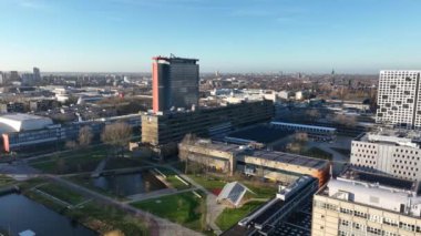 Delft, Zuid Holland, Hollanda, 16 Aralık 2023: TU Delft Üniversitesi kampüsü ve binaları, Birds Eye drone view.