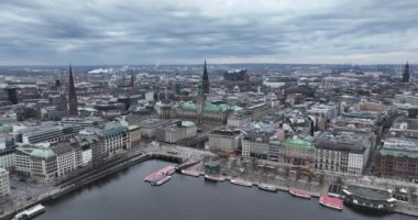 Hamburg Belediyesi, Almanya 'nın Hamburg şehrinde. Kuş gözü hava aracı görüntüsü.