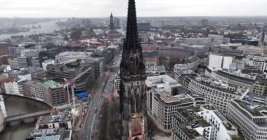 Nikolaiturm, The Sankt Nikolaikirche veya Saint Nicholas Kilisesi Hamburg 'un merkezinde Altstadt' ta büyük bir kilise. Hava aracı görünümü.