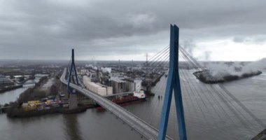 Kohlbrandbrucke, Hamburg liman bölgesinde Elbe 'nin güney kolu üzerinde karayolu trafiği için bir köprü. Hava aracı görüntüsü. Elbe Köprüsü..