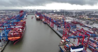 Hamburg, Almanya, 30 Aralık 2023: Hamburg Limanı 'ndaki Urchardkai Konteynır Terminali.