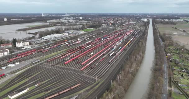 鉄道ターミナル 列車ヤード 鳥は鉄道による輸送に関する空中ドローンビューを見ます ドイツ — ストック動画