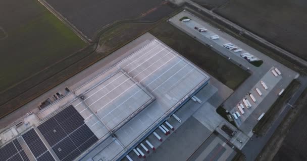 超市配送中心设有卡车 公路货物运输中心 空中无人驾驶飞机视图 — 图库视频影像