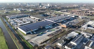 Pijnacker, Zuid Holland, Hollanda - 16 Aralık 2023: Albert Heijn Dağıtım Merkezi Pijnacker. Ürünlerin depodan süpermarkete dağıtımı. Tüketici piyasa lojistiği. Havadan