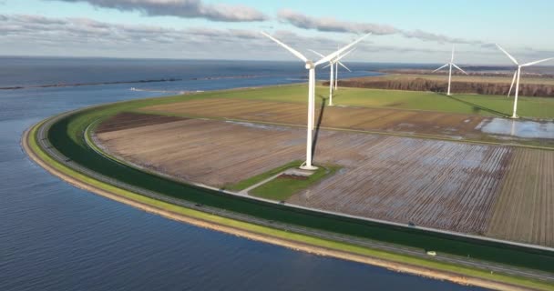 从空中俯瞰风力涡轮机能看到很长的水面 可再生能源发电 — 图库视频影像