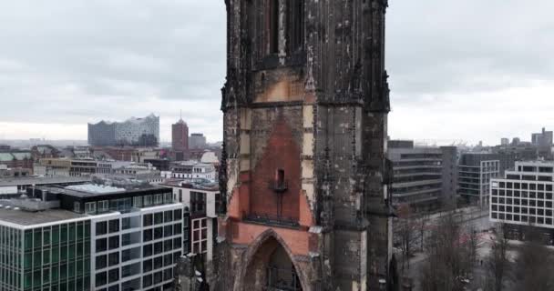 セントニコラス教会 ハンブルク ドイツ タワーの構造を閉じる 鳥は空からの眺めを眺める ハンブルク市 シティスカイライン — ストック動画