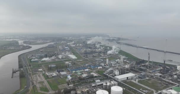 Hollanda Nın Delfzijl Limanında Kimya Endüstrisi Sentetik Malzeme Ürünlerin Işlenmesi — Stok video