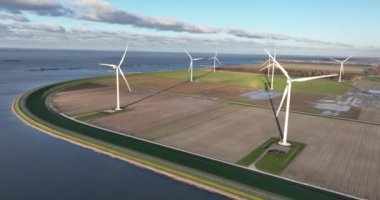 Yenilenebilir Enerji Yükselişi. Hollanda Almere 'deki Rıhtımlar Arasında Rüzgar Türbinlerinin Hava Görüntüleri.