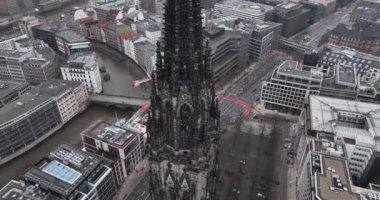 Aziz Nicholas Kilisesi, Hamburg, Almanya. Kule binasının manzarasını kapatın. Kuş bakışı hava manzaralı. Hamburg şehri. Şehir silüeti.
