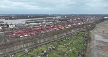 Demiryolu terminali, tren istasyonu. Kuşların gözü demiryolu ile ulaşım üzerinde. Almanya.