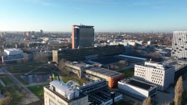 Delft, Zuid Holland, Hollanda, 16 Aralık 2023: TU Delft Üniversitesi kampüsü ve binaları, Birds Eye drone view. Güneşli bir gün.