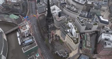 Nikolaiturm, The Sankt Nikolaikirche veya Saint Nicholas Kilisesi Hamburg 'un merkezinde büyük bir kilise. Yükselen kuşların bakış açısı.