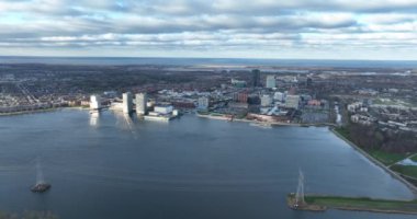 Hollanda 'daki Almere' in silueti. Hollanda 'nın Flevoland eyaletinde bir şehir..