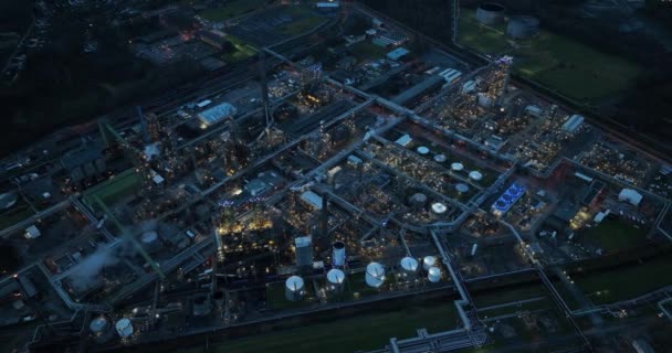 德国Gelschenkirchen的化石能源精炼厂 液态矿物产品的加工 夜间鸟瞰空中无人驾驶飞机 — 图库视频影像