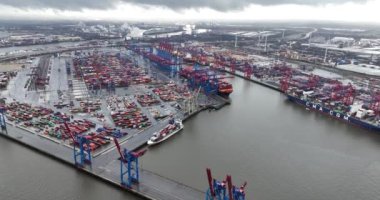 Hamburg, Almanya, 30 Aralık 2023: Hamburg Limanı 'ndaki Urchardkai Konteynır Terminali.