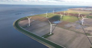 Rüzgar türbinleri, yenilenebilir enerji üretimi, Hollanda 'da temiz enerji ve rüzgar gücü.