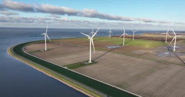 Rüzgar türbinleri, yenilenebilir ve yeşil enerji. Flevoland, Almere 'deki Windfarm, Hollanda.